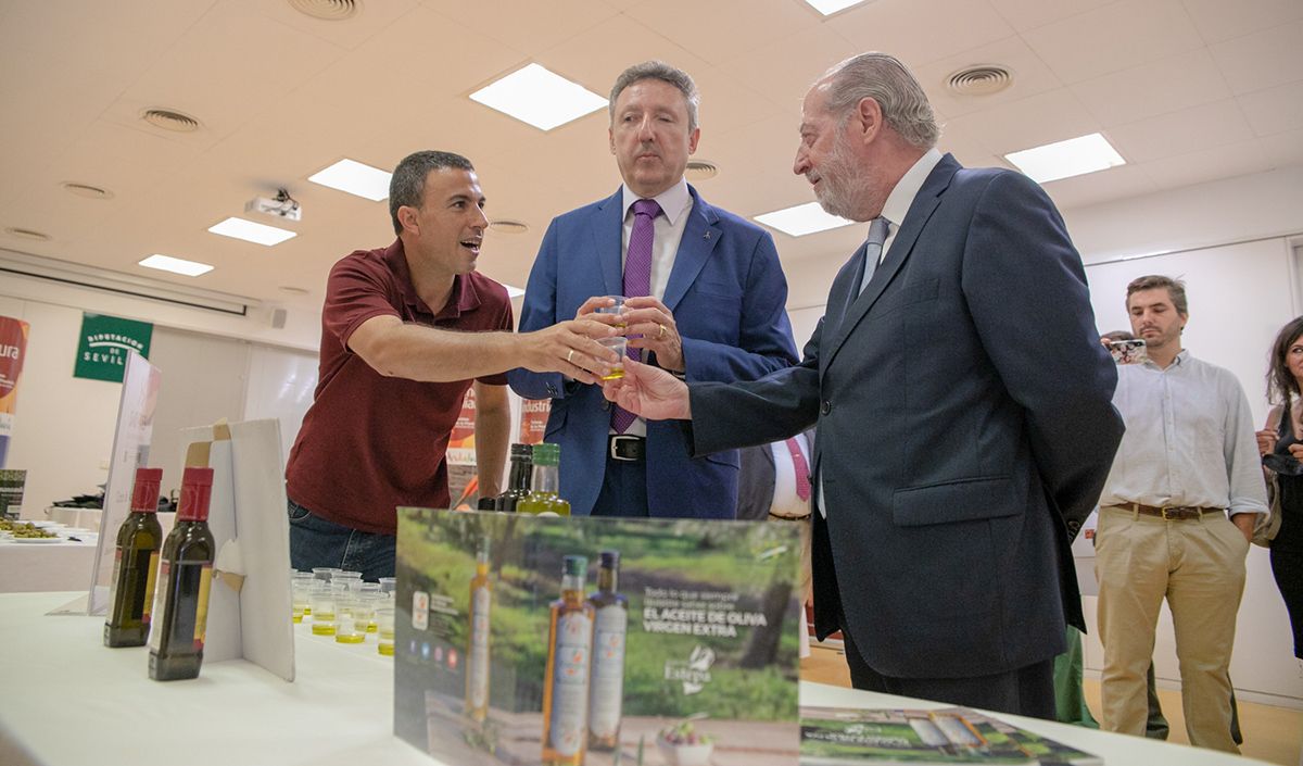 Cata a ciegas protagonizada por la DO Estepa en colaboración con la ONCE y Prodetur