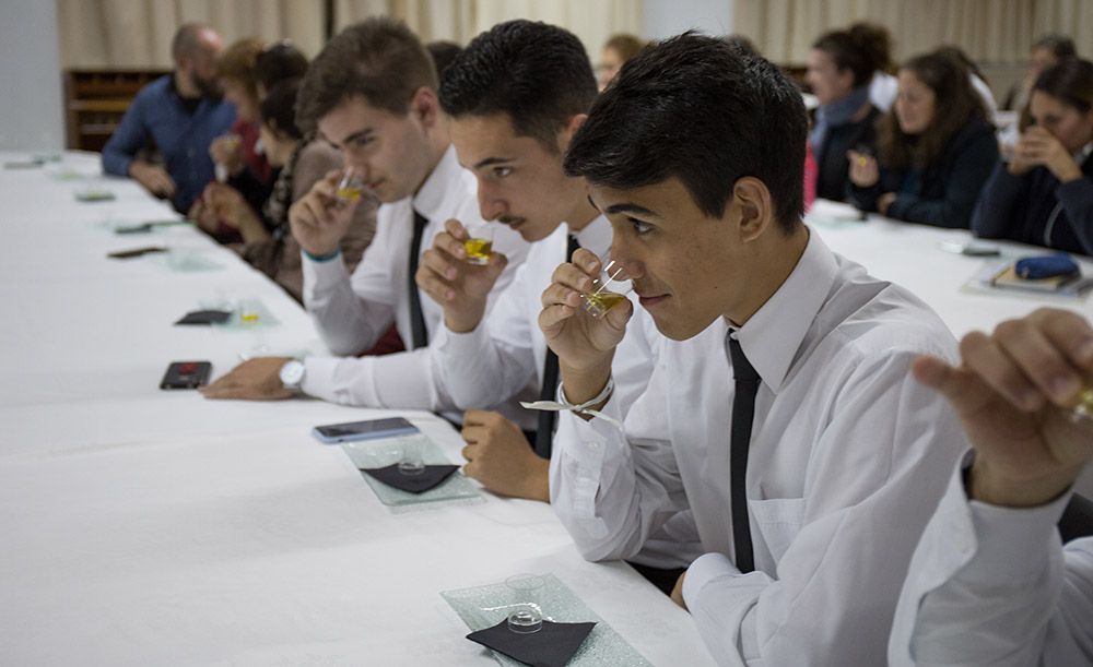 Alumnos de la Escuela de Hostelería Heliópolis en la cata del Aceite de Oliva Virgen Extra