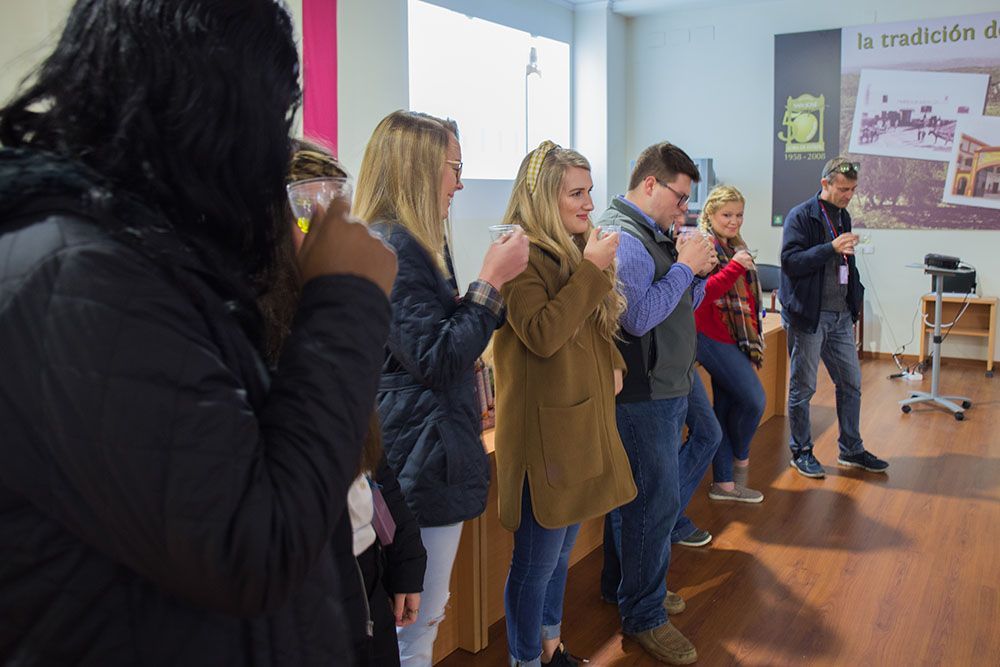 alumnos de future farmers of america mientras catan